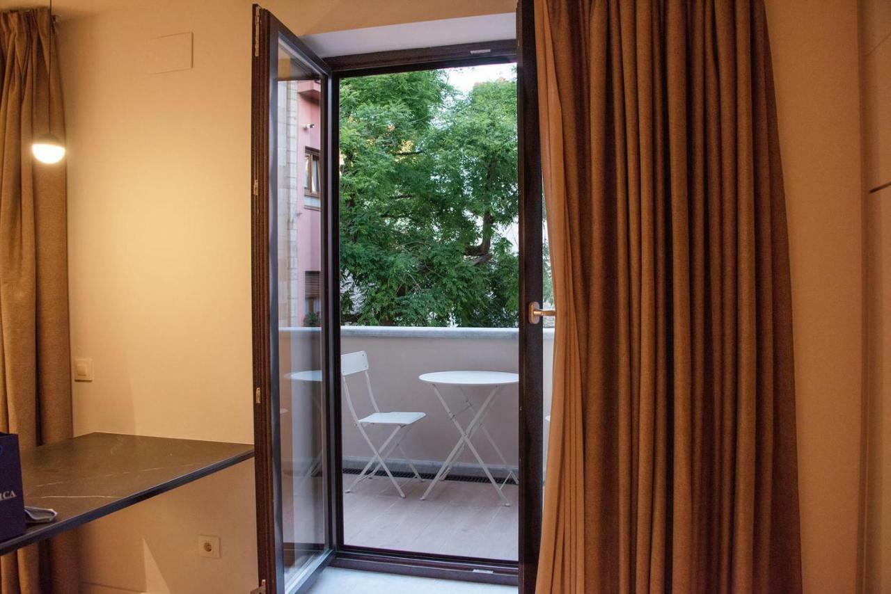 Puerta De Apartament Llanes